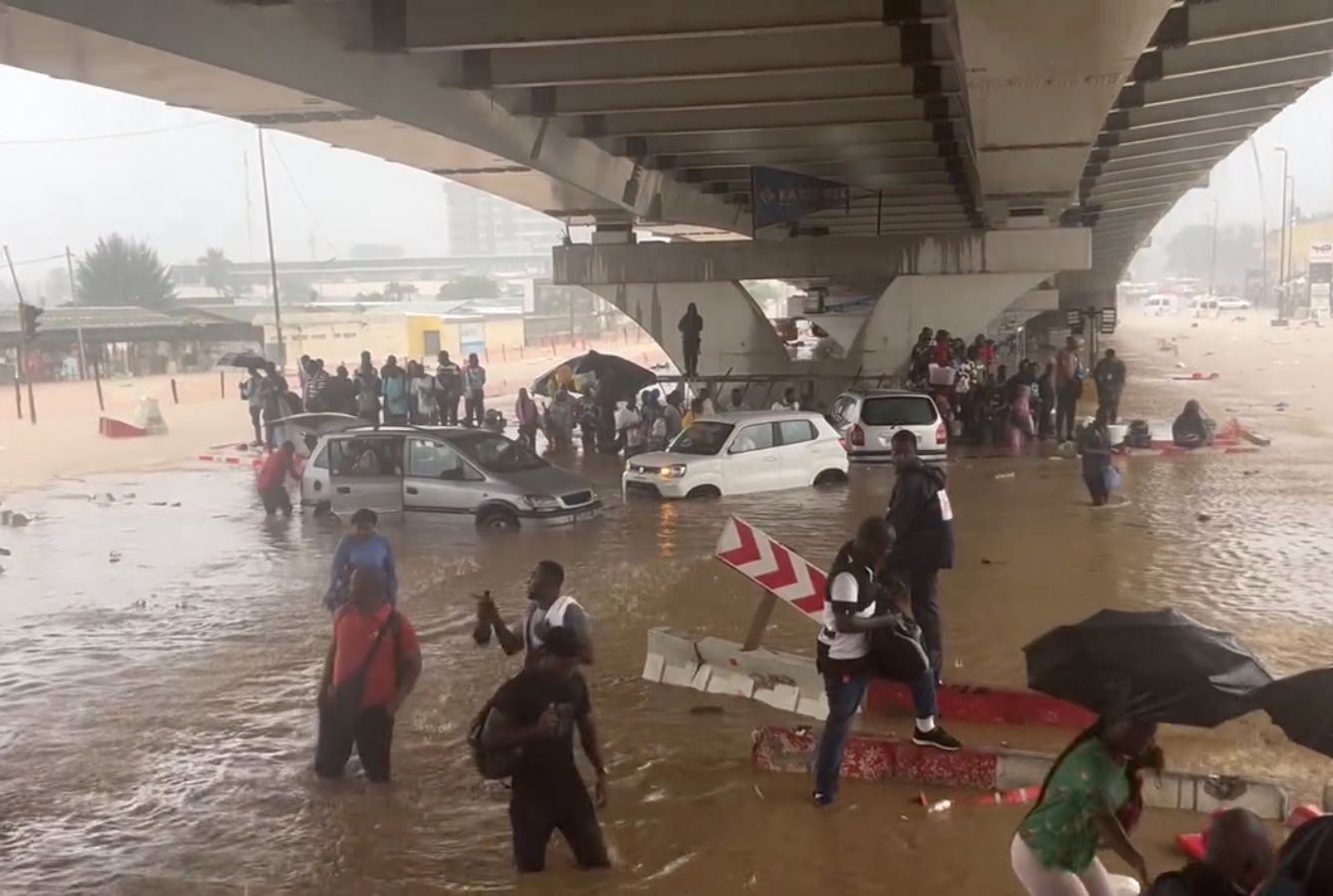 Cocody : sous le pont en construction du carrefour des 9 Kilos, la circulation a été interrompue ce lundi 29 juin, après les fortes pluies qui s'abattent sur Abidjan depuis 2 heures du matin.