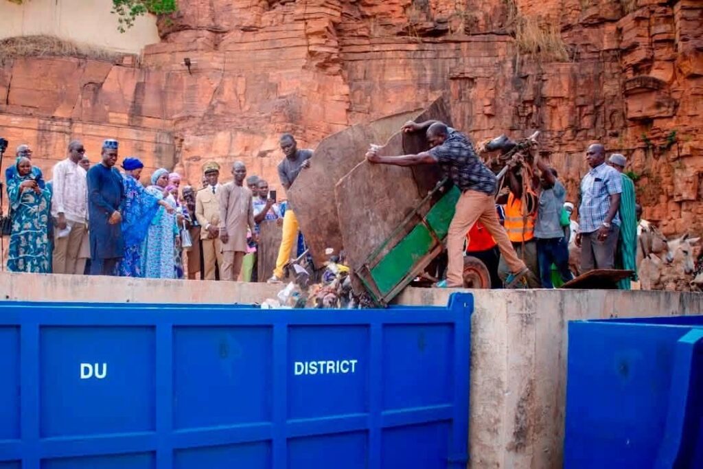 Les autorités maliennes ont mis en service un nouveau dépôt de transit des déchets et remis neuf véhicules spécialisés aux services de voirie du District de Bamako.