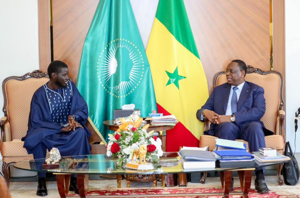 Macky Sall retrouve Bassirou Diomaye Faye au Palais de la République, deux ans après la transmission du pouvoir au Sénégal.