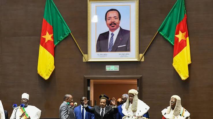 Paul Biya gouverne à distance, tandis que son absence prolongée relance les débats sur sa succession.