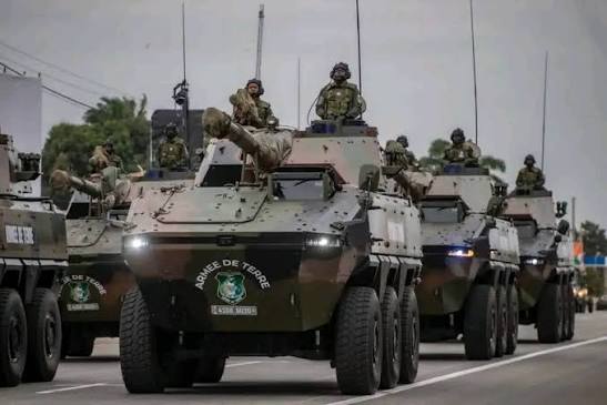 À Yopougon, blindés, drones, hélicoptères et Forces spéciales ont affiché la puissance militaire ivoirienne.