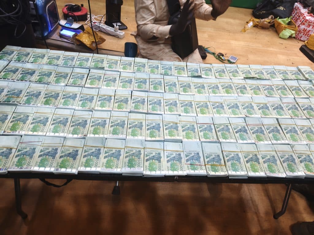 À l’intérieur d’un car de transport en commun, un carton contenait 60 millions de FCFA en fausses coupures de 5 000 FCFA.