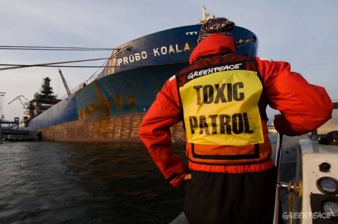 Le 19 août 2006, un navire déversait plus de 500 tonnes de produits nocifs à Abidjan. 17 personnes ont officiellement trouvé la mort et quelque 100 000 autres ont été intoxiquées.