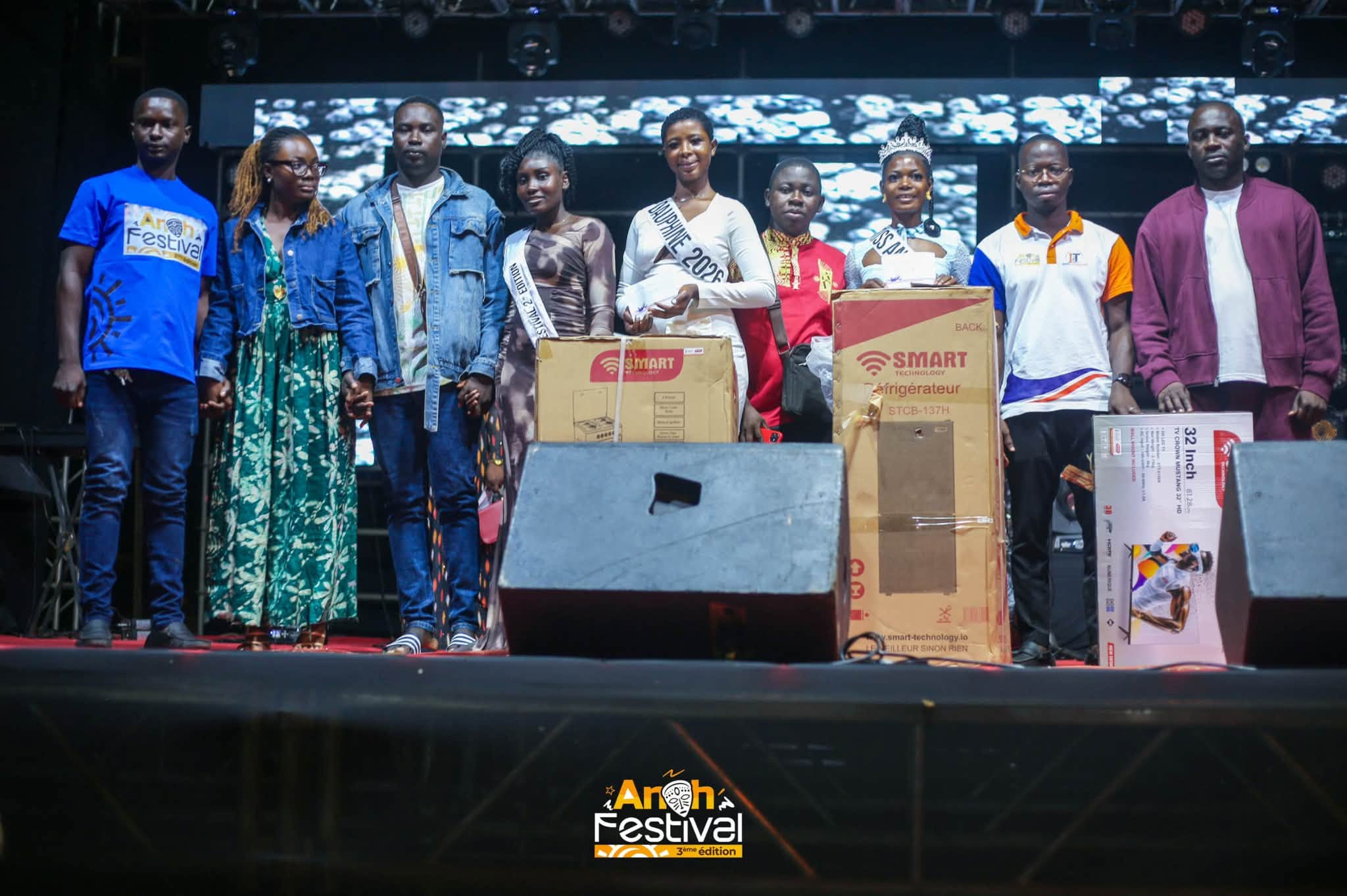 Photo de famille avec les Miss Anoh Festival 2026