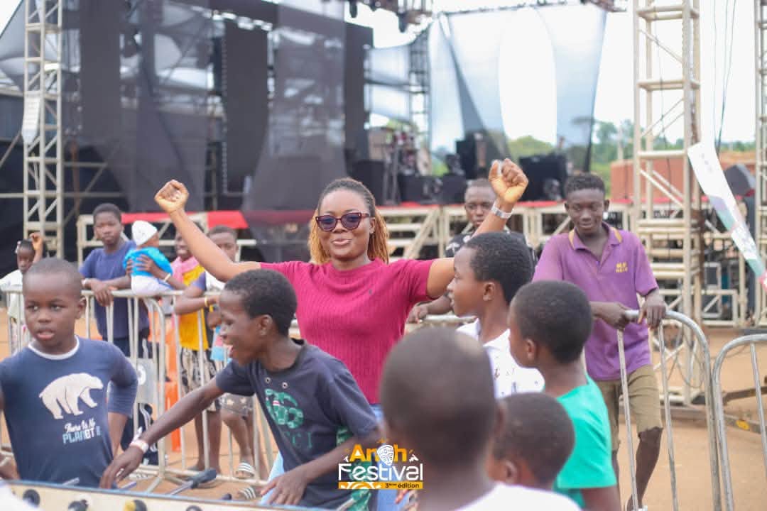 Sarra Kouamé au milieu des enfants, partageant avec eux la joie et la magie de l’Anôh Festival.