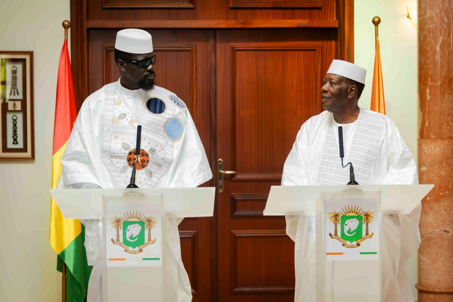 Les présidents Mamadi Doumbouya de la Guinée et Alassane Ouattara de la Côte d'ivoire.