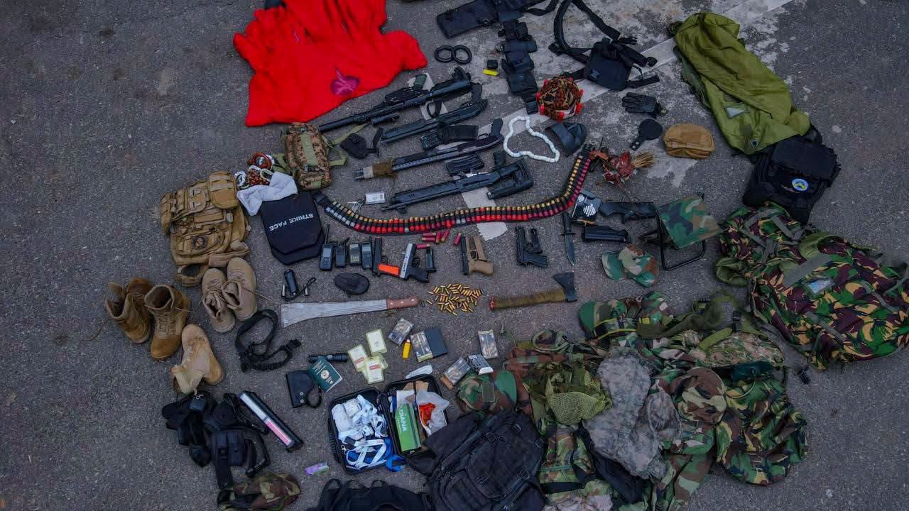 Ghana : 64 suspects interpellés à Accra, avec des armes et des munitions saisies par la police.