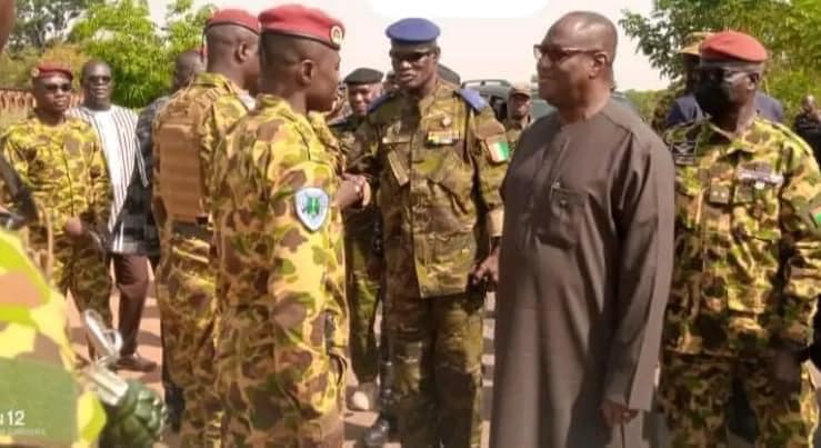 Téné Birahima Ouattara avec des responsables burkinabè, illustration des efforts d’Abidjan au plus haut niveau pour préserver le bon voisinage.