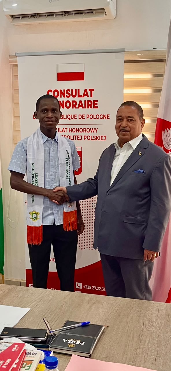 Le commissaire général du Festival national de l'attiéké de Côte d'Ivoire, Kouamé N'Guessan Jean Vincent (à g.), salue la rencontre avec le Consul honoraire de Pologne en Côte d'Ivoire, Romain Dao Porquet (à d.) (Ph : DR)