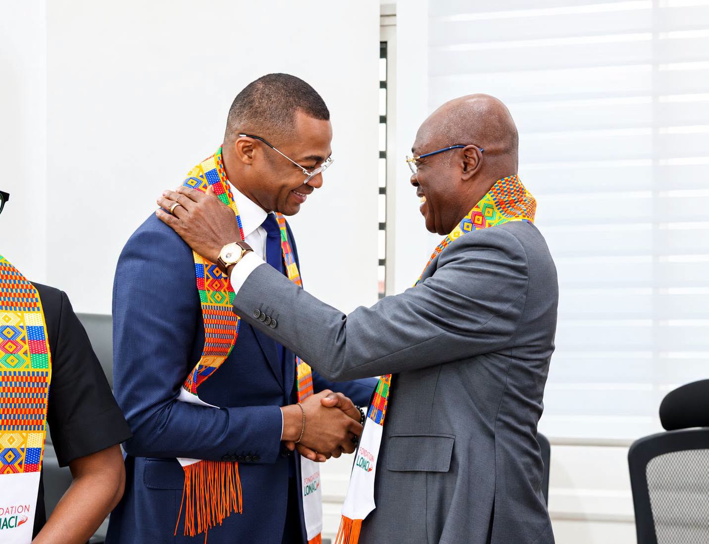 Le président Traoré Adam-Kolia et Karim Ouattara, DGA de la LONACI, échangent une chaleureuse poignée de main.