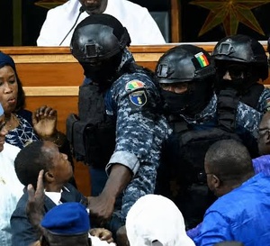 Sénégal : violence inédite au Parlement, une bagarre qui met à nu des fractures profondes au sommet de l’État