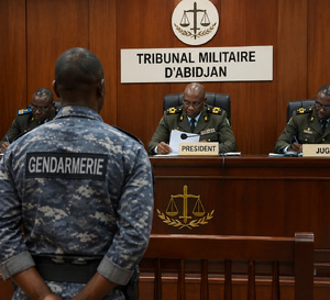 Agboville : un gendarme condamné à 18 mois de prison pour avoir déclenché une grenade lacrymogène dans un maquis