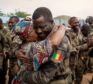 Mali : la libération de 82 militaires reste entourée de zones d’ombre
