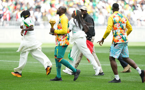 Sénégal–Pérou : un commissaire de justice constate l’exhibition du trophée, défi à la CAF