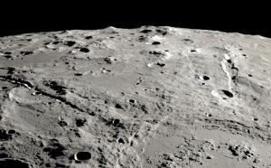 Artemis II explore la face cachée de la Lune