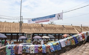 Cameroun : un pagne à l’effigie du pape pour renforcer la cohésion sociale