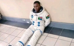 Afrique du Sud : un faux astronaute arrêté pour vente de “pierres lunaires”