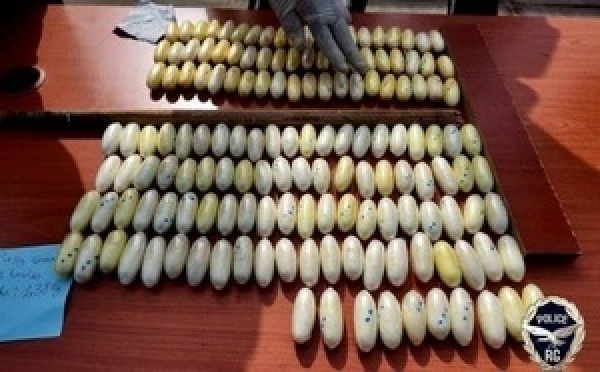 Conakry : deux suspects interpellés avec 2,8 kg de cocaïne à l’aéroport Ahmed Sékou Touré