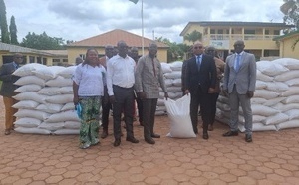 Cavally : Anne Désirée OULOTO-LAMIZANA offre 33 tonnes de vivres pour renforcer les cantines scolaires et soutenir les populations vulnérables