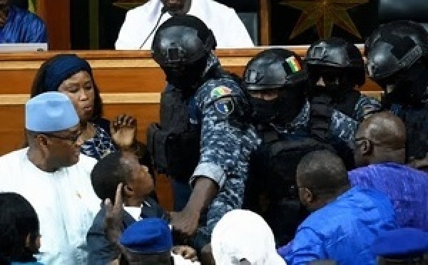Sénégal : violence inédite au Parlement, une bagarre qui met à nu des fractures profondes au sommet de l’État