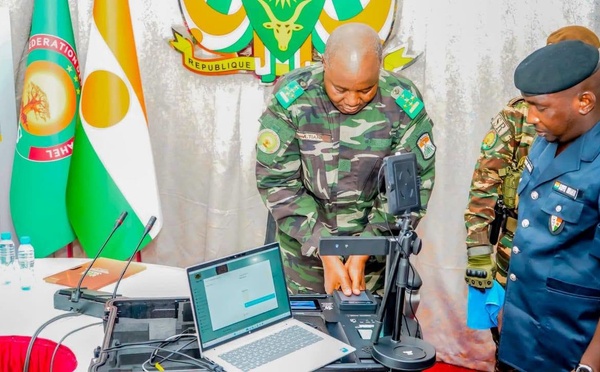 Niger : Tiani inaugure l'enrôlement au passeport biométrique de l'AES