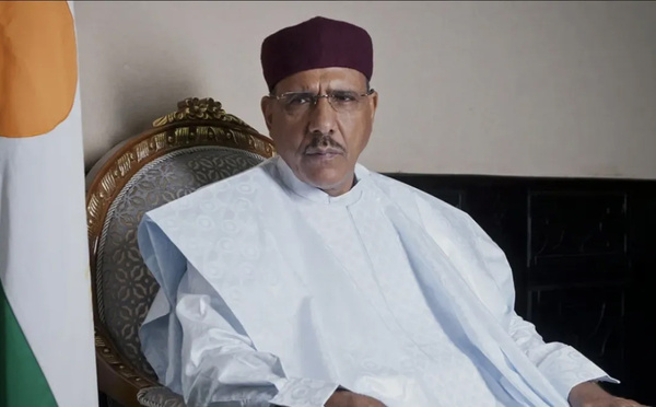 Niger : trois ans après le coup d’État, les avocats de Mohamed Bazoum exigent sa libération
