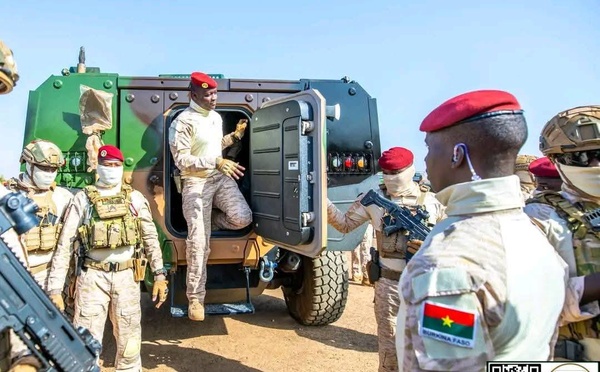 Burkina Faso : à Ouagadougou, des gardes suréquipés, au front des combattants exposés :